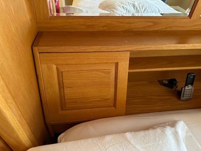 LIKE NEW STEARNS & FOSTER QUEEN BED WITH 3 PC SOLID OAK HEADBOARD
