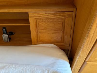 LIKE NEW STEARNS & FOSTER QUEEN BED WITH 3 PC SOLID OAK HEADBOARD