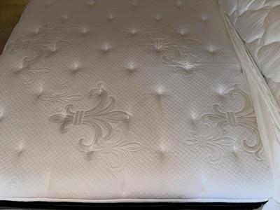 LIKE NEW STEARNS & FOSTER QUEEN BED WITH 3 PC SOLID OAK HEADBOARD