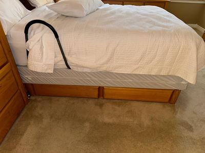 LIKE NEW STEARNS & FOSTER QUEEN BED WITH 3 PC SOLID OAK HEADBOARD