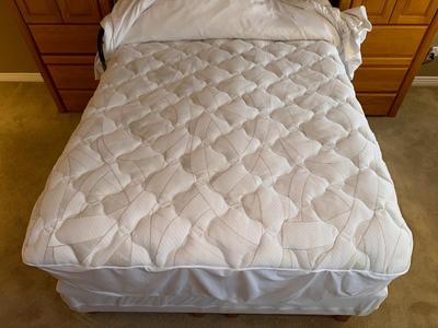 LIKE NEW STEARNS & FOSTER QUEEN BED WITH 3 PC SOLID OAK HEADBOARD