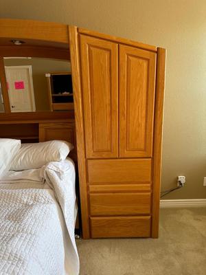 LIKE NEW STEARNS & FOSTER QUEEN BED WITH 3 PC SOLID OAK HEADBOARD