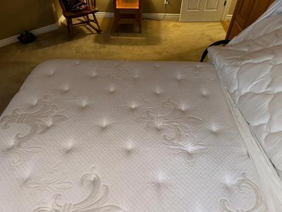LIKE NEW STEARNS & FOSTER QUEEN BED WITH 3 PC SOLID OAK HEADBOARD