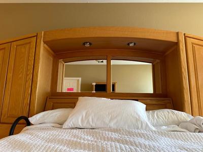 LIKE NEW STEARNS & FOSTER QUEEN BED WITH 3 PC SOLID OAK HEADBOARD