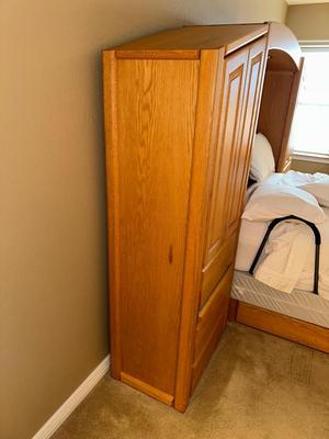 LIKE NEW STEARNS & FOSTER QUEEN BED WITH 3 PC SOLID OAK HEADBOARD