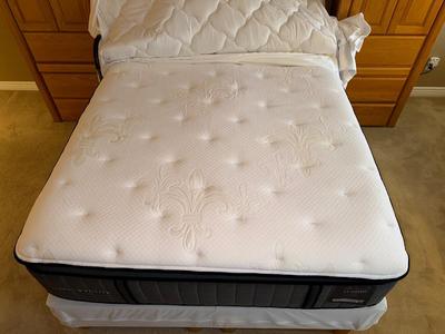 LIKE NEW STEARNS & FOSTER QUEEN BED WITH 3 PC SOLID OAK HEADBOARD