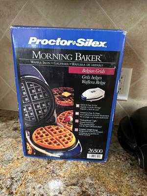 LARGE GEORGE FORMAN AND PROCTOR-SILEX WAFFLE MAKER
