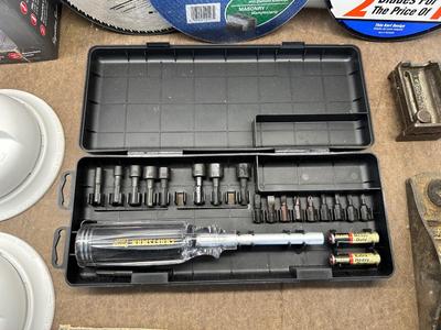 7 1/4 SAW BLADES, WOOD PLANE, CRAFTSMAN DRIVER LIGHT & HARDWARE IN A CASE