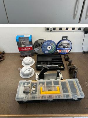 7 1/4 SAW BLADES, WOOD PLANE, CRAFTSMAN DRIVER LIGHT & HARDWARE IN A CASE