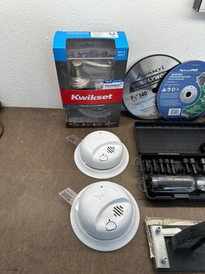 7 1/4 SAW BLADES, WOOD PLANE, CRAFTSMAN DRIVER LIGHT & HARDWARE IN A CASE