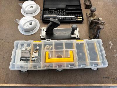 7 1/4 SAW BLADES, WOOD PLANE, CRAFTSMAN DRIVER LIGHT & HARDWARE IN A CASE