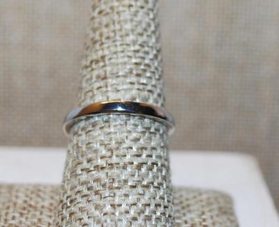 Size 7 ½ Unique Trillion Cut Blue Stone Ring with a Side Accent on a Silver Tone Band (2.7g)