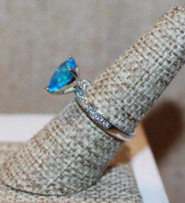 Size 7 Heart Shaped Faceted Blue Stone Ring with Side Accent Clear Stones on a Silver Tone Band (3.0g)