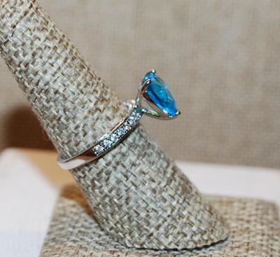 Size 7 Heart Shaped Faceted Blue Stone Ring with Side Accent Clear Stones on a Silver Tone Band (3.0g)