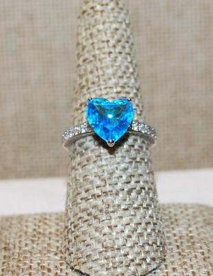 Size 7 Heart Shaped Faceted Blue Stone Ring with Side Accent Clear Stones on a Silver Tone Band (3.0g)