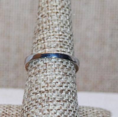 Size 7¼ Very Deep Blue Square Cut Stone Ring in a "Crown" Style Setting with Full Surround on a Silver Tone Band (5.3g)
