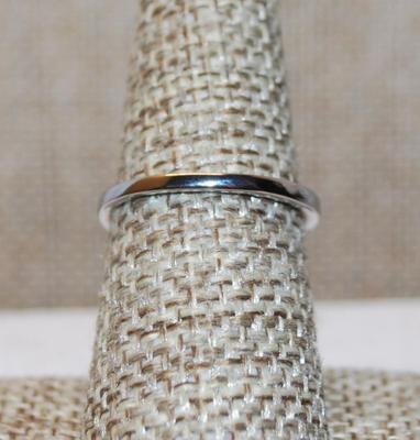 Size 7¼ Rectangle "Pad" of Clear Stones & Full Surrounds Ring on a Silver Tone Band (3.5g)