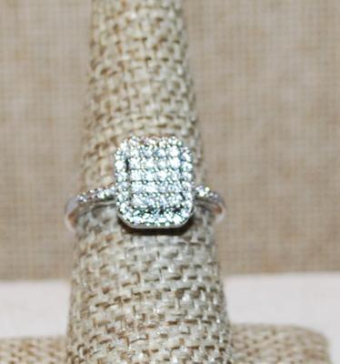 Size 7¼ Rectangle "Pad" of Clear Stones & Full Surrounds Ring on a Silver Tone Band (3.5g)