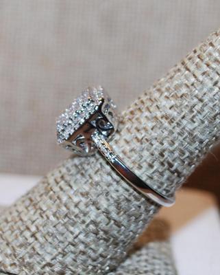 Size 7¼ Rectangle "Pad" of Clear Stones & Full Surrounds Ring on a Silver Tone Band (3.5g)