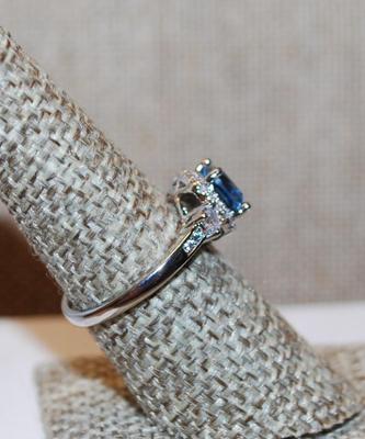 Size 7 Pretty Asscher Cut Blue Stone Ring with Full Surrounds on a Silver Tone Band (2.9g)