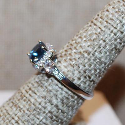 Size 7 Pretty Asscher Cut Blue Stone Ring with Full Surrounds on a Silver Tone Band (2.9g)