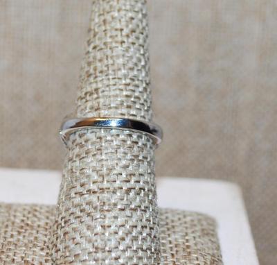 Size 7 Large Deep Blue Rectangle Cut Stone Ring Marked with .925 Heavy Silver Band (5.5g)