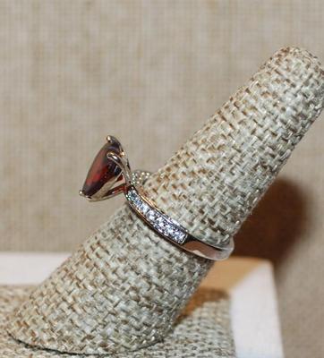 Size 7 Deep Red Heart Cut Ring with Side Accents on a Silver Tone Band (3.1g)