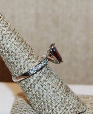 Size 7 Deep Red Heart Cut Ring with Side Accents on a Silver Tone Band (3.1g)