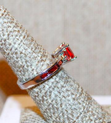 Size 7 All Red Square Cut Center Stone Ring with Red Side "Panels" on a Silver Tone Band (4.5g)
