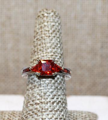 Size 7 All Red Square Cut Center Stone Ring with Red Side "Panels" on a Silver Tone Band (4.5g)