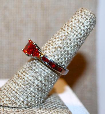 Size 7 All Red Square Cut Center Stone Ring with Red Side "Panels" on a Silver Tone Band (4.5g)