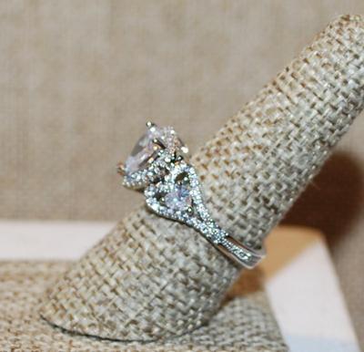 Size 8½ Heart Shaped Wedding/Engagement Setting Ring with Surrounds & Accent Stones on a Silver Tone Band (4.9g)