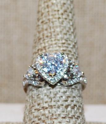 Size 8½ Heart Shaped Wedding/Engagement Setting Ring with Surrounds & Accent Stones on a Silver Tone Band (4.9g)