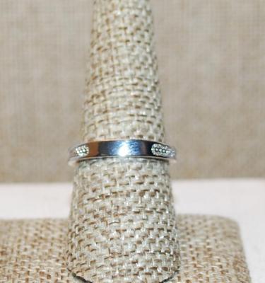 Size 8½ Heart Shaped Wedding/Engagement Setting Ring with Surrounds & Accent Stones on a Silver Tone Band (4.9g)
