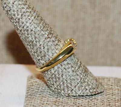 Size 8½ Marquise Cut Clear Stone Ring on a Gold Tone Band (4.0g)