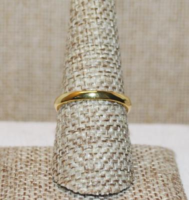 Size 8½ Marquise Cut Clear Stone Ring on a Gold Tone Band (4.0g)