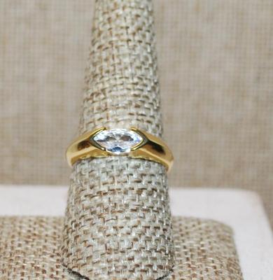 Size 8½ Marquise Cut Clear Stone Ring on a Gold Tone Band (4.0g)
