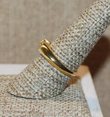 Size 8½ Marquise Cut Clear Stone Ring on a Gold Tone Band (4.0g)