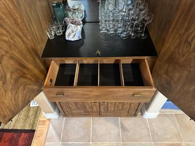 DREXEL WOODBRIAR MID-CENTURY LOCKING BAR CABINET