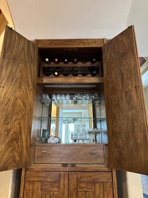 DREXEL WOODBRIAR MID-CENTURY LOCKING BAR CABINET