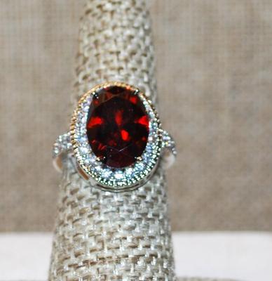 Size 8¼ Large Oval Red Faceted Stone Ring with Full Oval Surround Stones on a Silver Tone Band 4.7g)