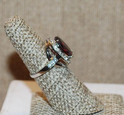 Size 8¼ Large Oval Red Faceted Stone Ring with Full Oval Surround Stones on a Silver Tone Band 4.7g)