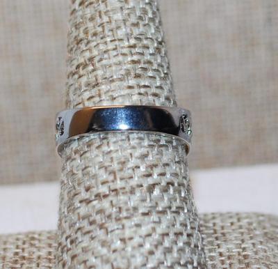 Size 8 "Crowned Heart" Ring Marked .925 on a Silver Band (3.5g)