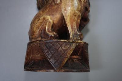 ANTIQUE CHINESE CARVED FOO DOG OF 6" IN HEIGHT