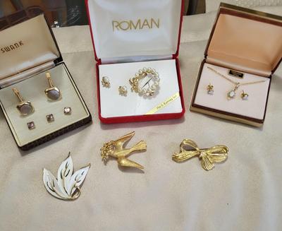 SWANK CUFFLINKS/TIE TACKS, SETS OF JEWELRY AND BROOCHES