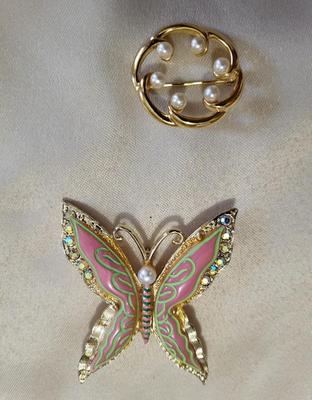 NICE COLLECTION OF COSTUME JEWELRY