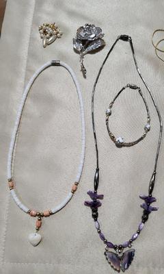 NECKLACES, BRACELET AND 2 PINS