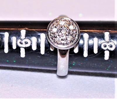 Size: 7 Small Circle Stone-Like Cluster Ring on Silver Tone Ring Band (4.2g)
