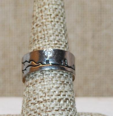 Size 7 Single Clear Stone "Scenic" Solid Ring on a Silver Tone Band (7.4g)