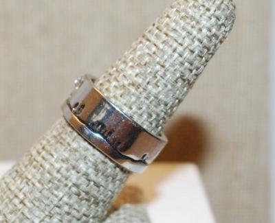 Size 7 Single Clear Stone "Scenic" Solid Ring on a Silver Tone Band (7.4g)